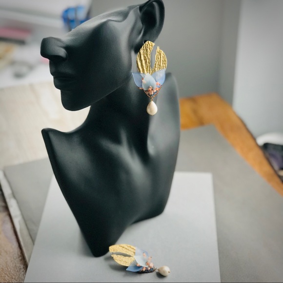 Earrings with floral pendant - Picture 16 of 17